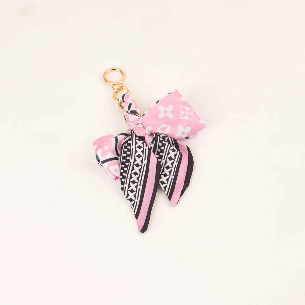 Lazo de cinta de seda estampado rosa y negro con argolla dorada para llavero.