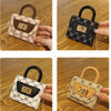 Bolso cruz floral texturizado en negro y beige con herrajes dorados, visto desde varios ángulos.