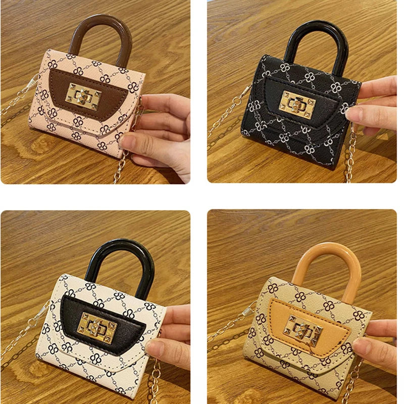 Bolso cruz floral texturizado en negro y beige con herrajes dorados, visto desde varios ángulos.
