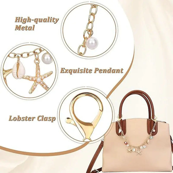 Charmes et clés métalliques élégantes avec pendentif de perle et boucle de homard sur un sac beige