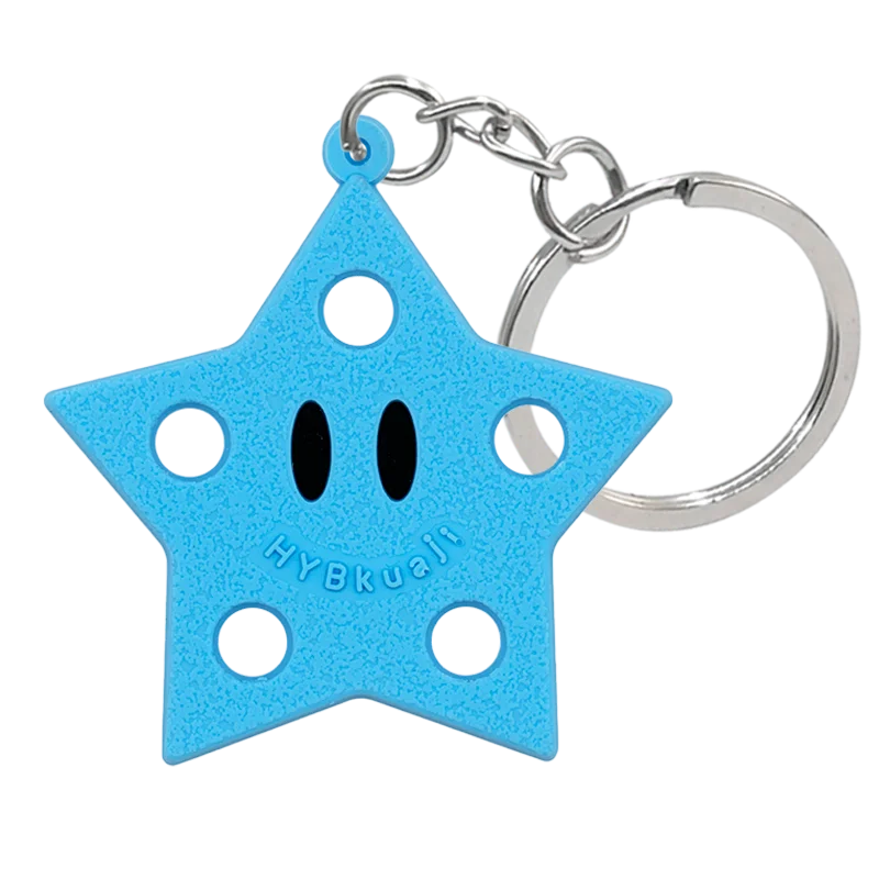 Charm en forme d'étoile silicone bleu clair attaché à une clé en argent.