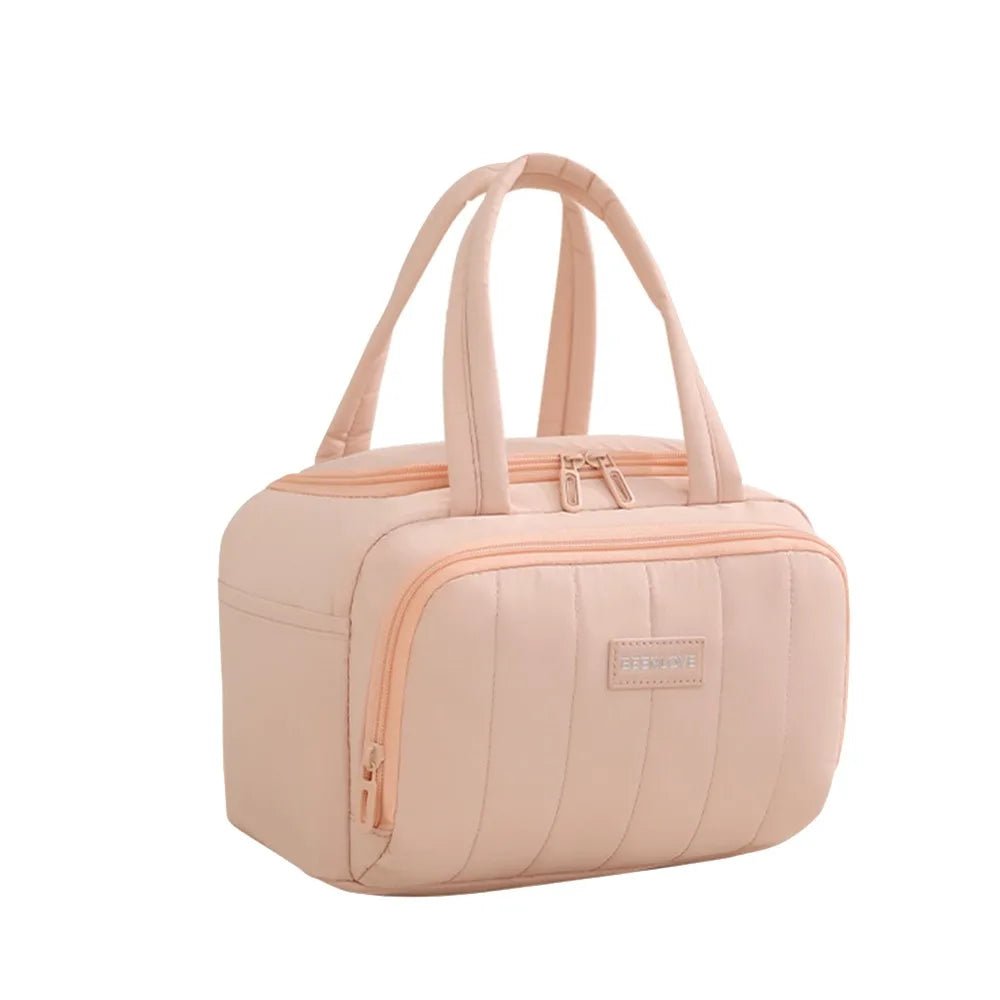 Bolsa reutilizable aislada de color rosa claro con asas de tela y cierre de cremallera.
