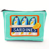 Türkis-durchsichtige Zip-Tasche mit Illustrationen von Sardinen und einer Orangenscheibe.