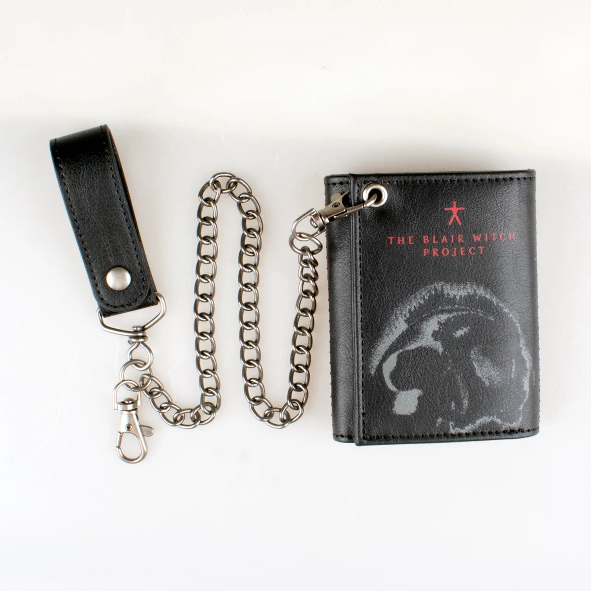 Schwarzes Leder-Kartenn holder mit Kette, Silhouette und Text The Blair Witch Project.