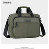 Mochila horizontal para hombre color verde oliva en un estudio.