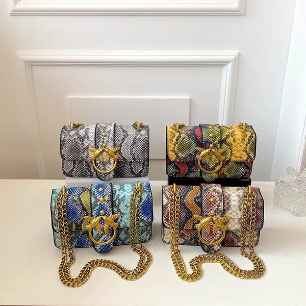 Elegante Retro-Crossbody-Taschen in schwarz-goldem Muster mit Goldkettenriemen auf weißem Untergrund.