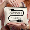 Una bolsa de almacenamiento con cremallera de lona beige con texto negro que dice Cargadores y Cables, sostenida por una pers