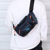 Dunkelblaue taktische Brusttasche mit orangefarbener Tragegurte, getragen auf dem Rücken.