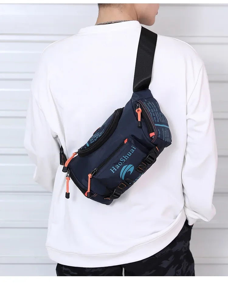 Dunkelblaue taktische Brusttasche mit orangefarbener Tragegurte, getragen auf dem Rücken.