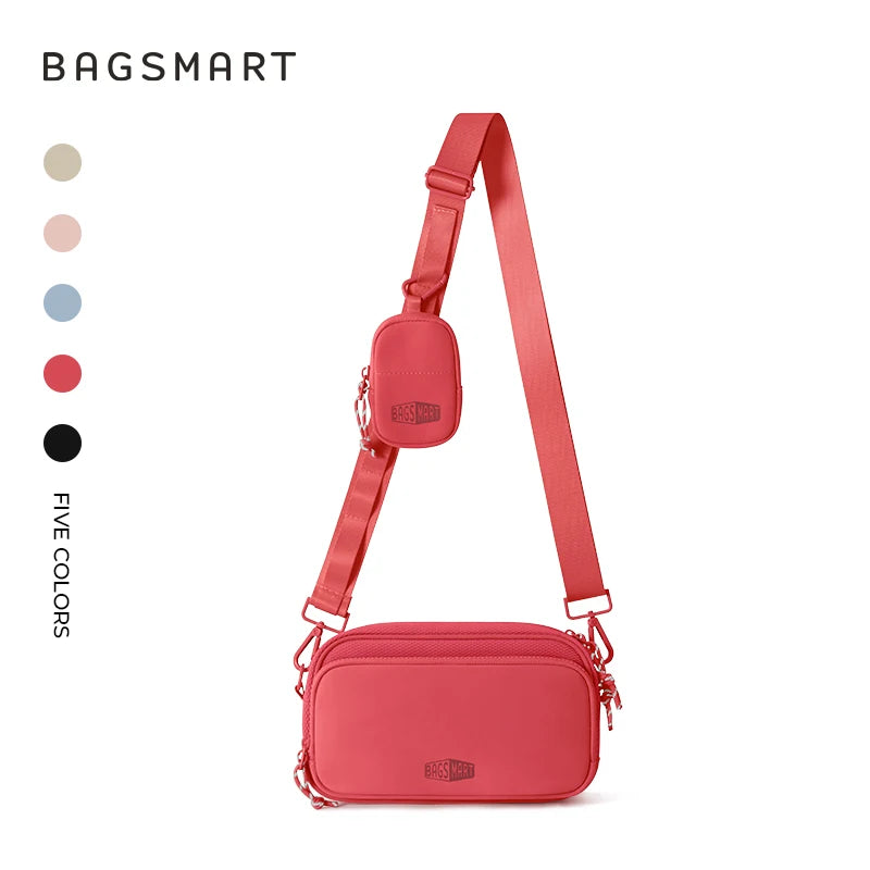 Helle pinke multifunktionale Umhängetasche für Damen mit passendem Riemen und kleiner Tasche.