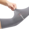 Une main tire sur une manche en soie glacée gris pour la protection UV lors d'activités de plein air.