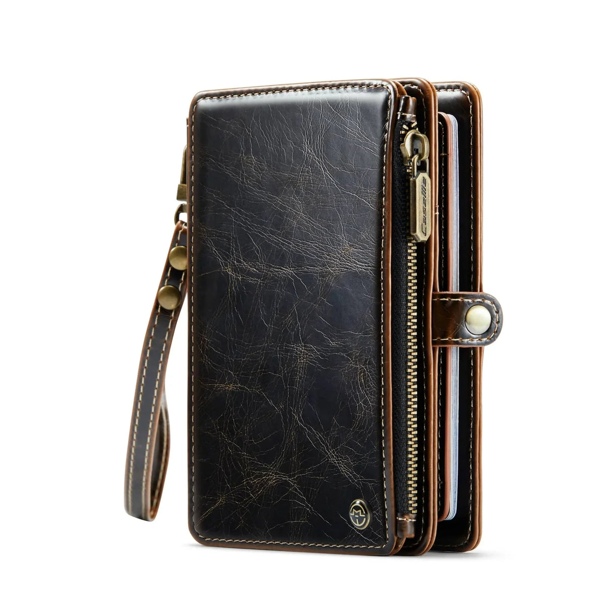 Cartera para pasaporte de cuero marrón oscuro con cremallera dorada y correa de cuero.