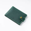 Portefeuille bi-plis en cuir véritable vert foncé avec des détails de couture couleur laiton.