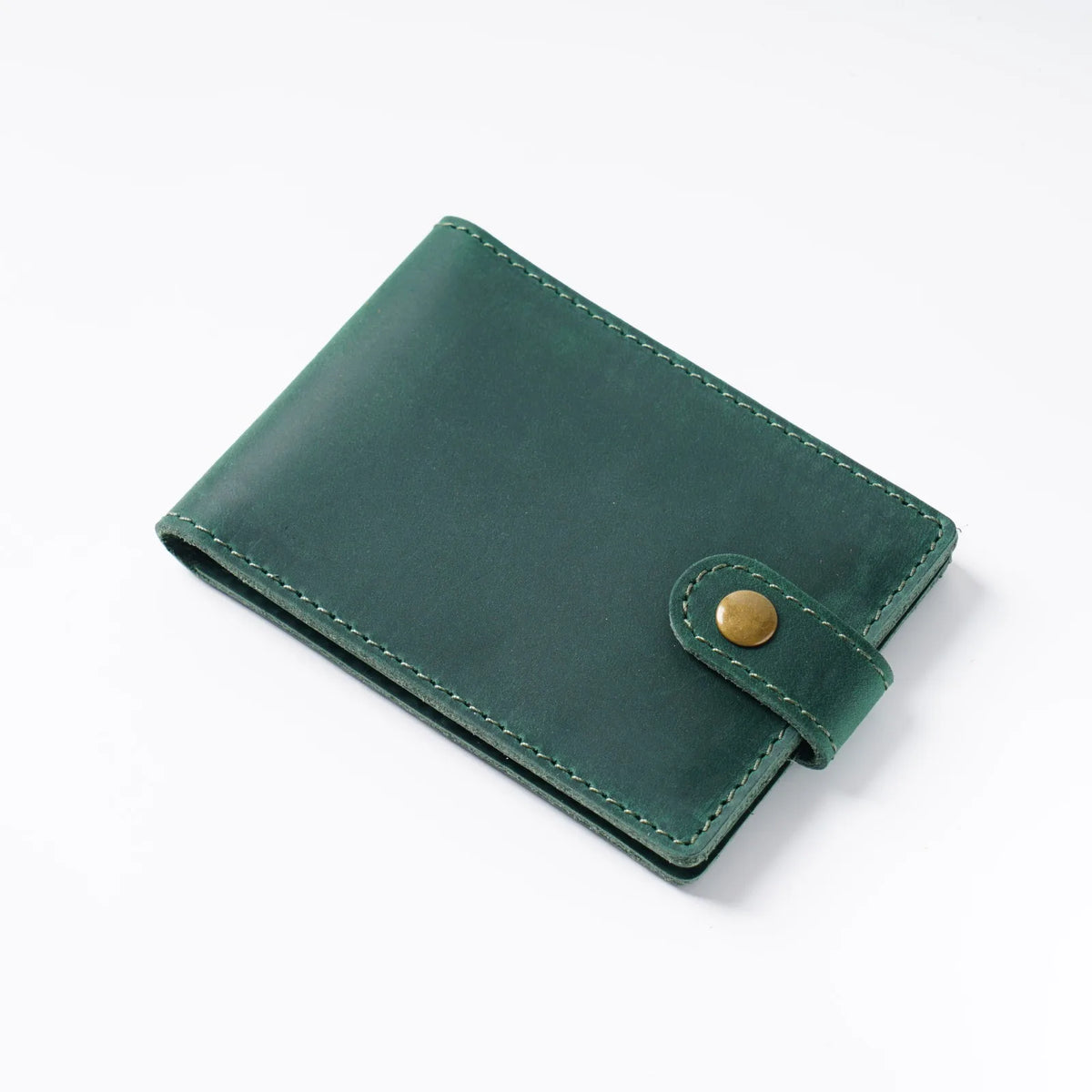 Portefeuille bi-plis en cuir véritable vert foncé avec des détails de couture couleur laiton.