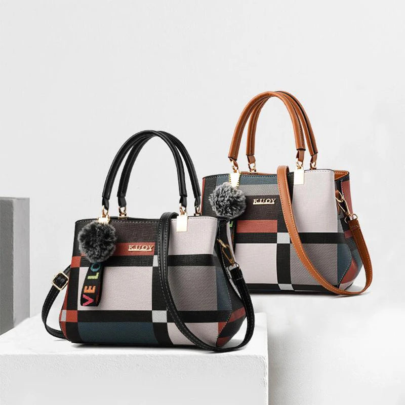 Sac bandoulière en cuir PU à carreaux beige et noir avec accents en cuir marron, sur une surface blanche.