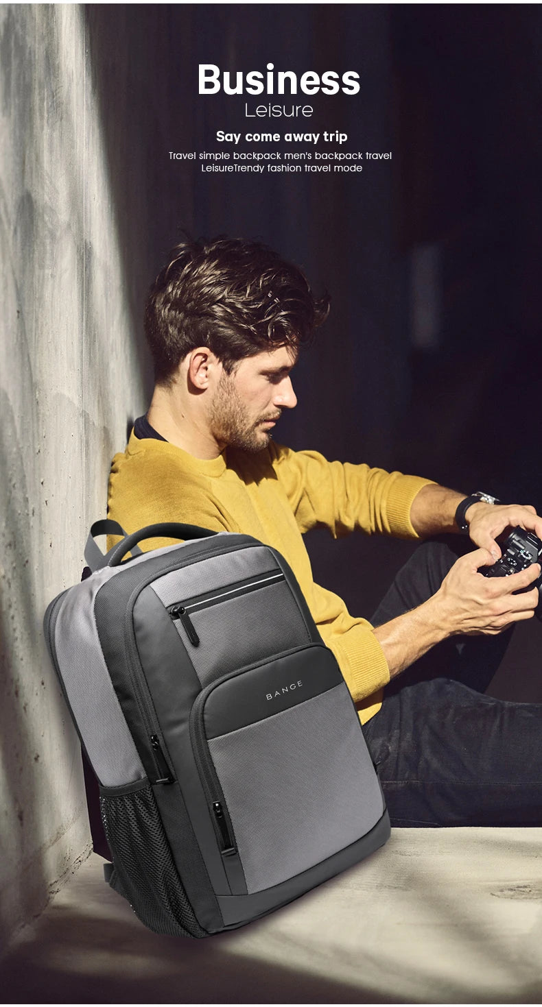 Ein Mann hält einen grau-schwarzen wasserdichten Reiserucksack in einer lässigen Outdoor-Umgebung.