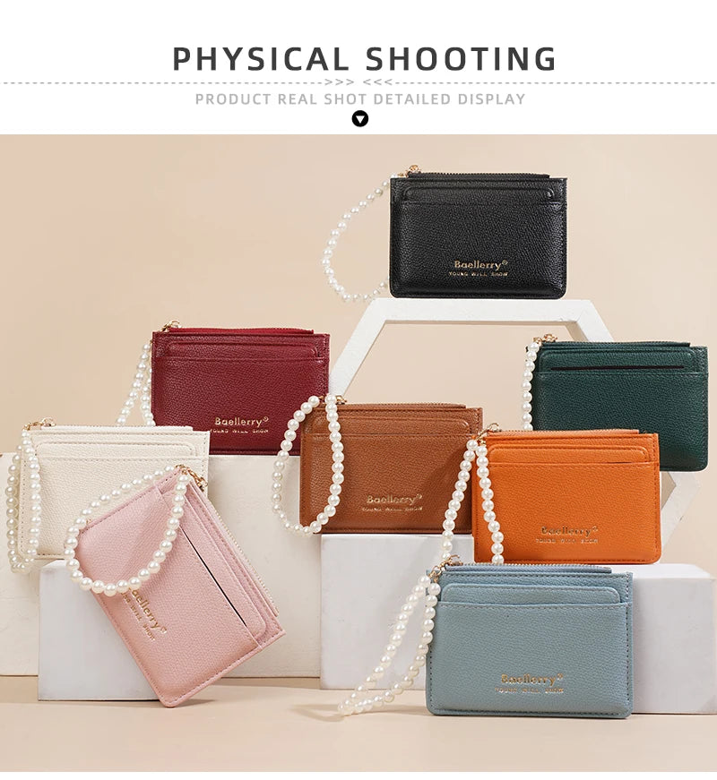 Präsentation mehrerer bunter Leder-Kartenwallets in Schwarz, Weinrot, Beige, Orange und Türkis.