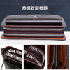 Portefeuille clutch en cuir marron avec double fermeture éclair et surpiqûres noires.