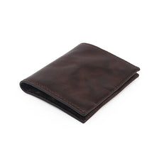 Cartera de cuero marrón oscuro plegable y mostrada sobre fondo blanco.