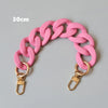 Bracelet en résine rose mat de 30cm avec fermoirs dorés.