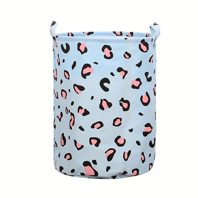 Panier à linge en tissu bleu clair avec motif léopard.