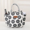 Bolsa térmica de tela gris con patrón a cuadros de círculos grises y blancos.