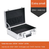 Boîte à outils portable en aluminium argenté avec couvercle ouvert et mécanisme de verrouillage.