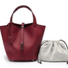 Tiefburgunder rotes Echtes Leder-Bucketbag mit Henkel und passender hellgrauer Schnurtasche.