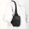 Una bolsa cruzada negra impermeable atada a una chaqueta blanca con capucha.
