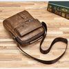 Bolso de cuero marrón vintage con cremallera y correa de cuero sobre una superficie de madera.