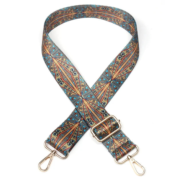 Gros plan d'un sac bandoulière réglable avec une sangle d'épaule à motifs bleu, orange et marron.