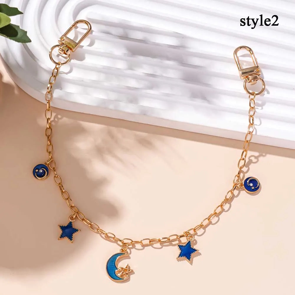 Collar de cadena dorada con estrellas de esmalte azul y un dije de luna creciente