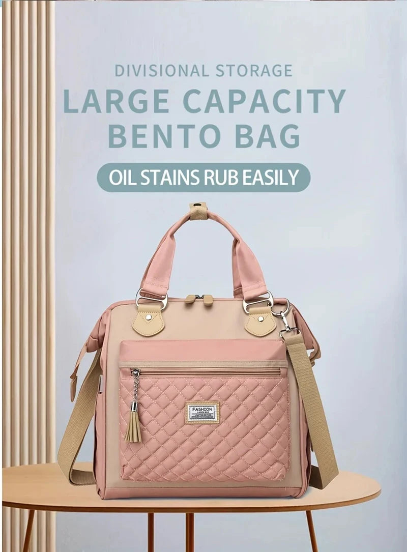 Sac Bento rose à division avec motif matelassé et anses en tan, exposé sur une surface en bois.