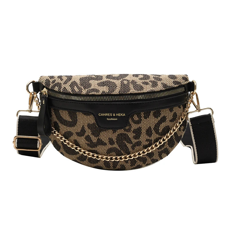 Sac bandoulière noir à imprimé léopard avec quincaillerie dorée et sangle noire.
