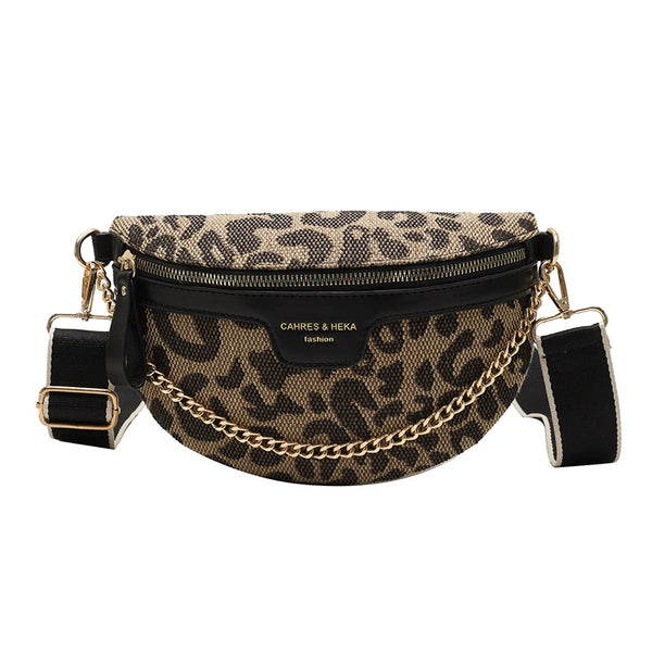 Schwarze Leopardenmuster-Crossbody-Bauchtasche mit goldenen Verzierungen und schwarzem Riemen.