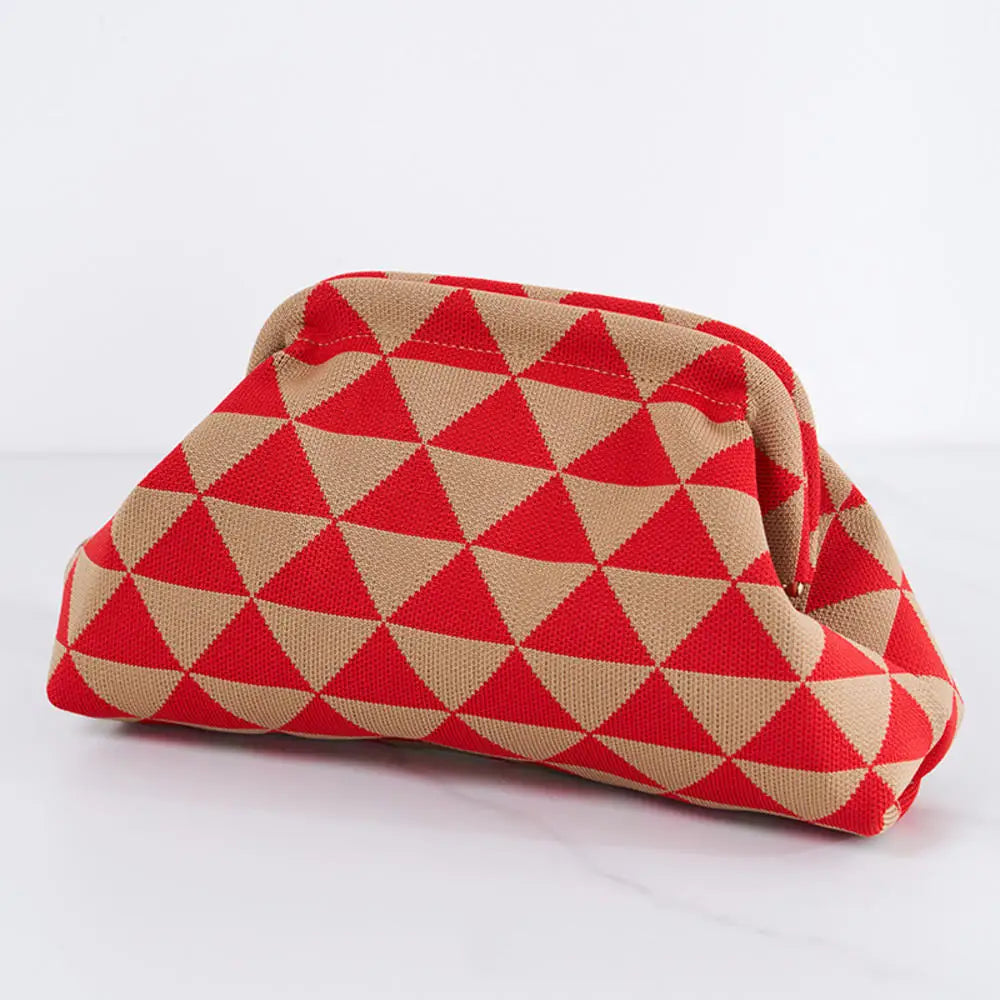 Pochette en crochet rayée rouge et beige, vue de côté.