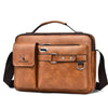 Sac bandoulière en cuir synthétique marron avec une bretelle et un rabat.