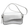 Bolso cruz de cuero vintage plateado con diseño curvo y suave.