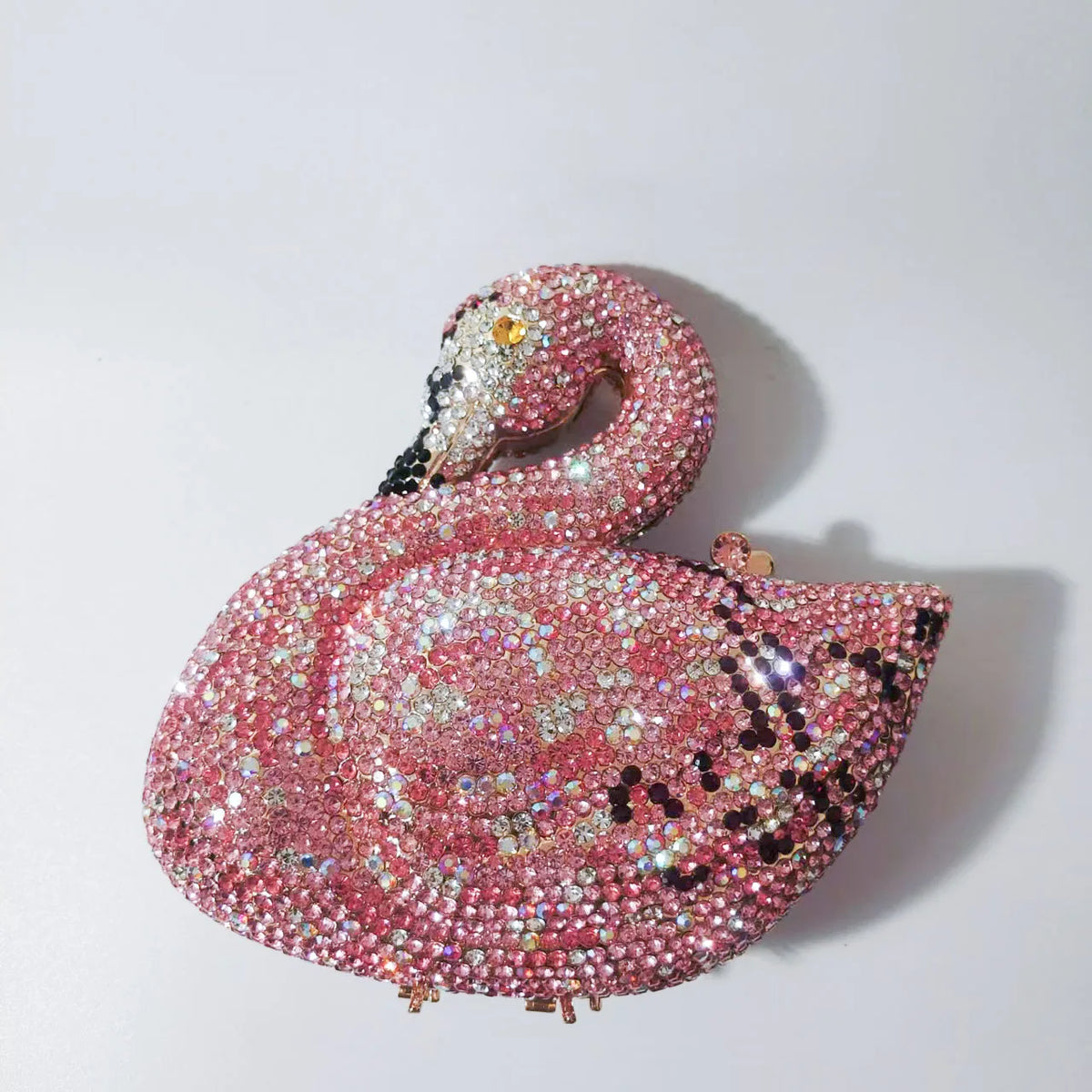 Pochette clochette en cristal rose décorée de paillettes et de motifs léopard noirs.