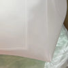 Sac en filet transparent et blanc, vue rapprochée.