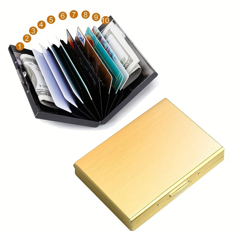 Schwarzes Metallportemonnaie mit zehn nummerierten Kreditkarten und einer goldfarbenen Metallbox.