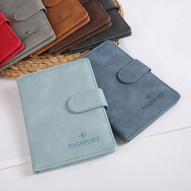 Une collection de porte-passeport en cuir dans diverses nuances de gris, marron et rouge sont exposées sur un tapis tissé.