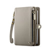 Cartera de pasaporte de cuero beige con cremallera y correa.