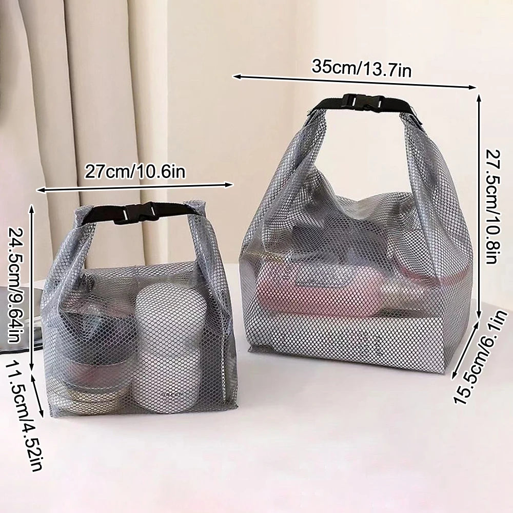 Sac de rangement à cordon en filet clair avec sangles noires, montré à côté d'un mètre ruban.