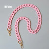 Collier en résine rose mat de 85 cm avec attaches dorées.