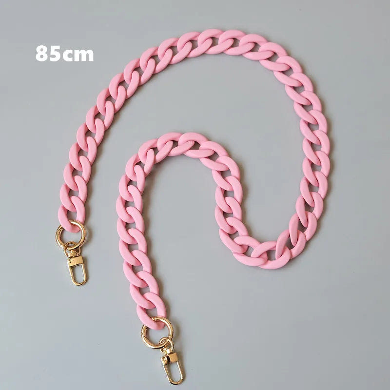 Collier en résine rose mat de 85 cm avec attaches dorées.
