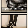 Nahaufnahme einer schwarzen Schultertasche mit leuchtendem Diamant-Dekor und Hardwarehaken.