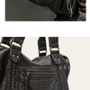 Schwarze Vintage-PU-Leder-Tasche mit Klappe und Reißverschlusstaschen in Nahaufnahme.