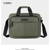 Mochila horizontal para hombre de color verde oliva.