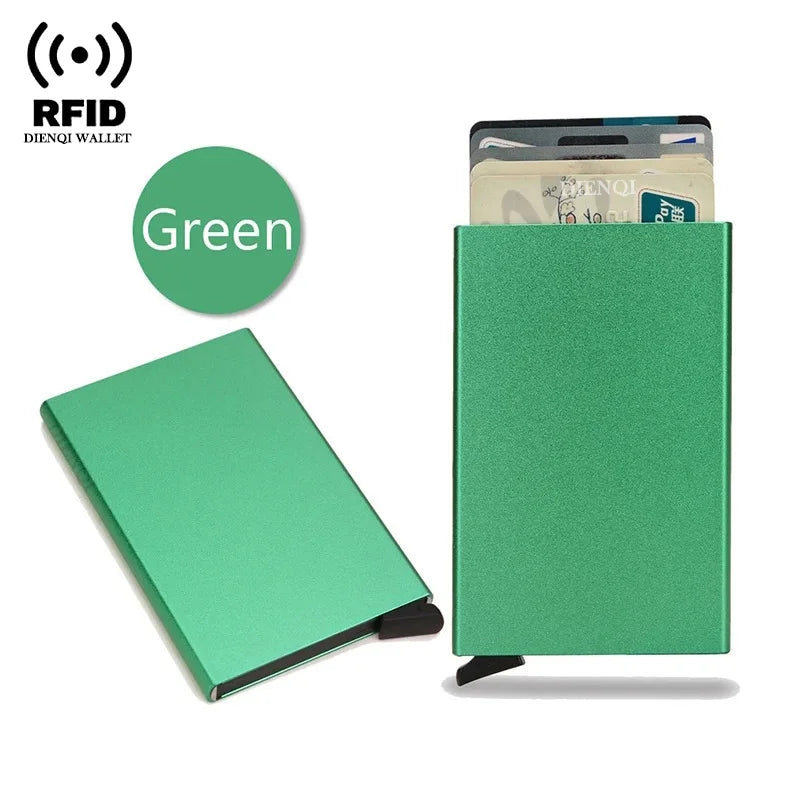 Cartera delgada verde RFID con tarjeta insertada, junto a su forma plegada.